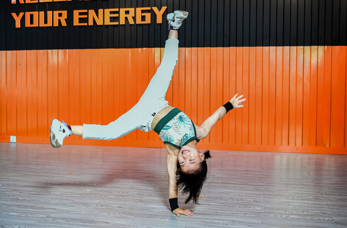Qi Yufan performing breakdance airflares female