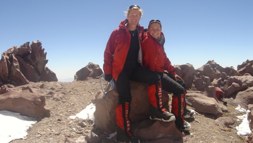 A mother and daughter MADE HISTORY by climbing Everest ⛰️