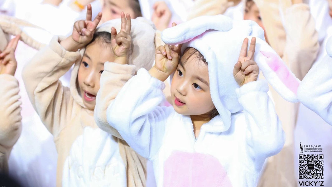 Over 1,000 kids wear rabbit costumes for record-breaking fashion show in China