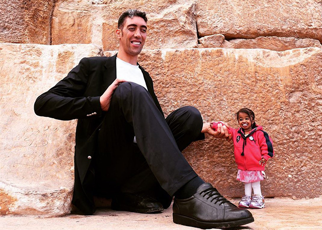 Sultan Kosen and Jyoti Amge in front of pyramid