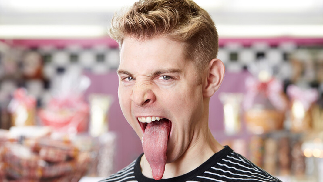 The world's longest tongue can hold 5 ring doughnuts