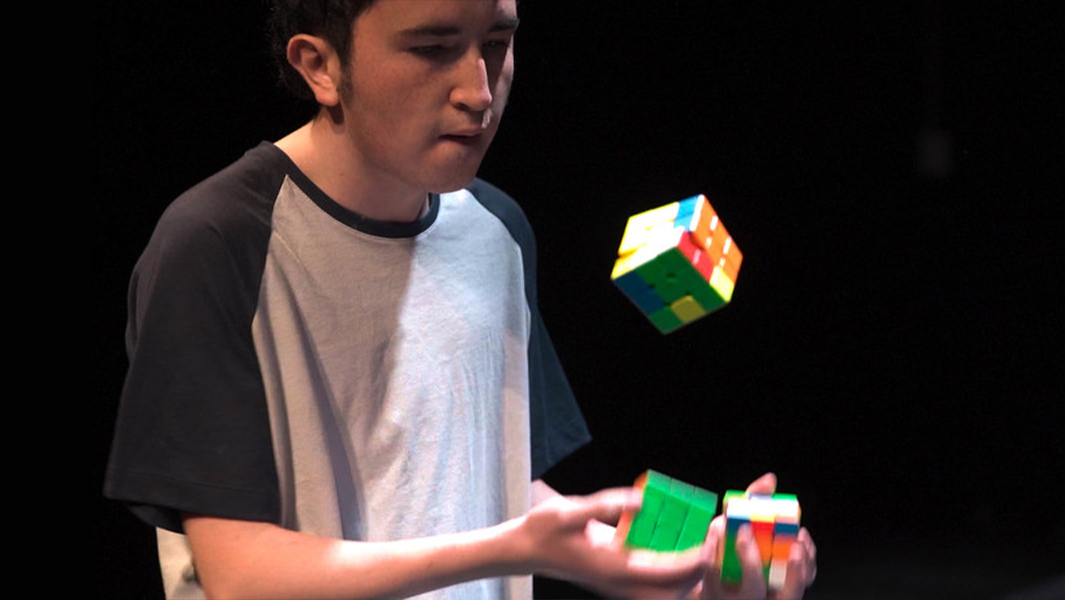 Colombian teen can juggle AND solve puzzle cubes!