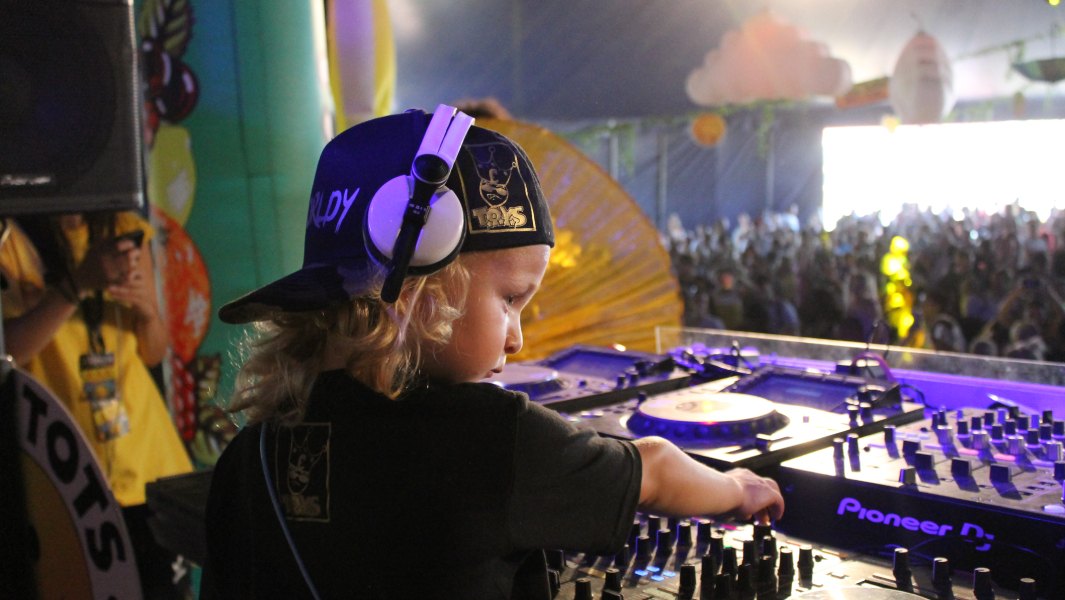 youngest-club-dj-archie-festival