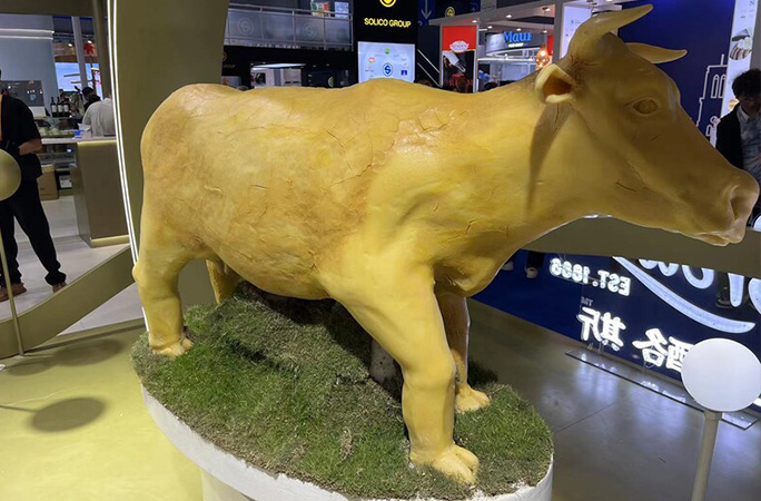 largest cheese sculpture of a mammal