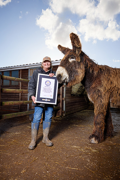 Bambou and owner with certificate