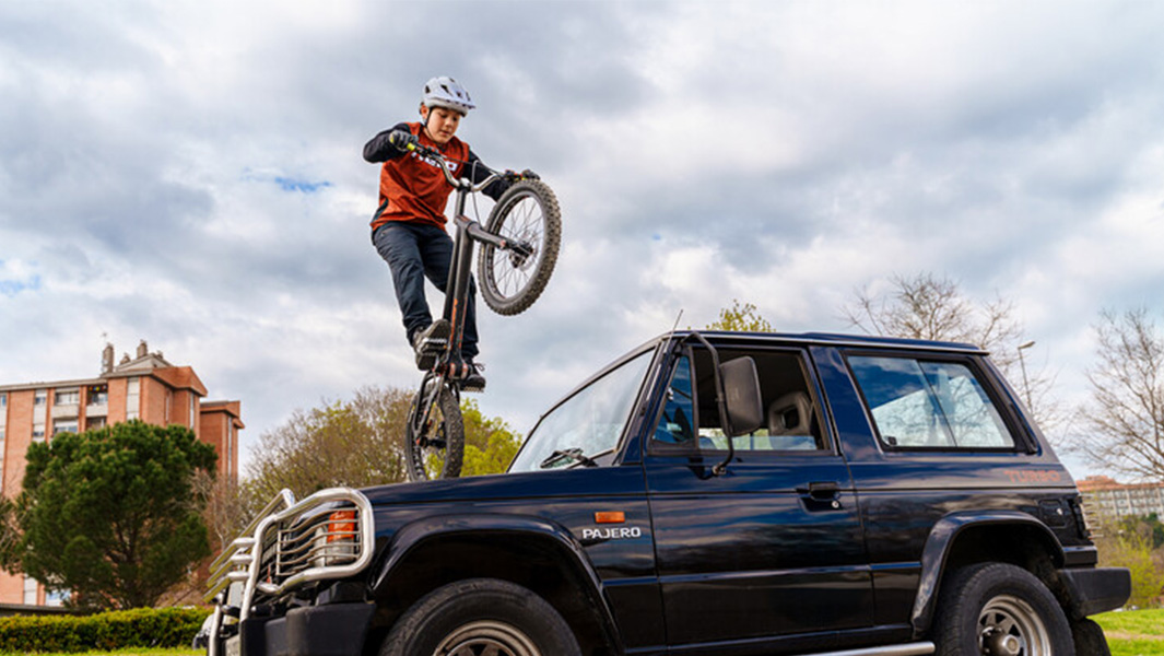 Jordi Sala riding his bike on a car bonnet