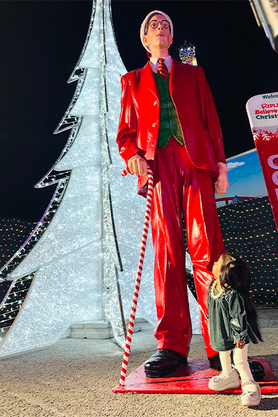 shortest woman with tallest man statue