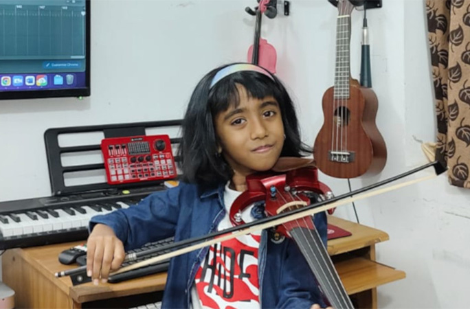 victoria playing violin