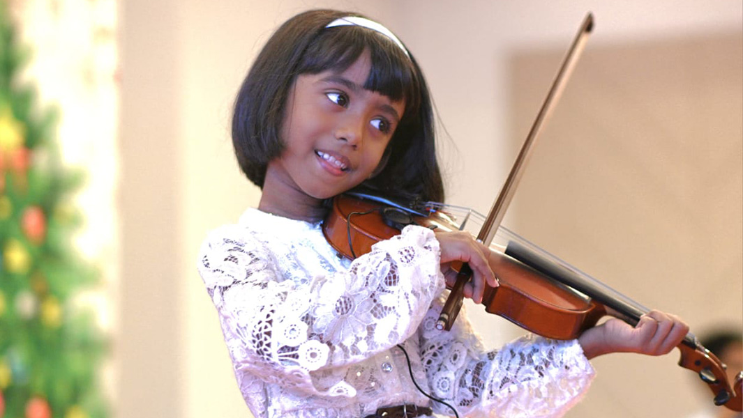 victoria playing the violin