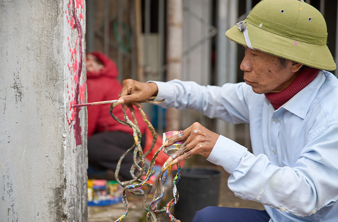 man with longest fingernails painting
