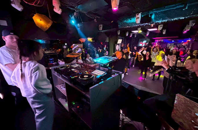 Illumi in booth performing