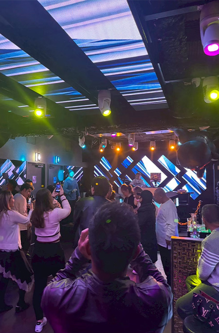 Illumi performing people filming