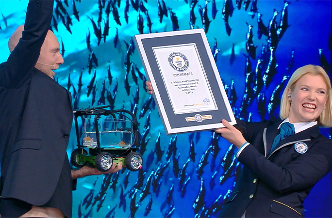 adjudicator giving certificate to thomas