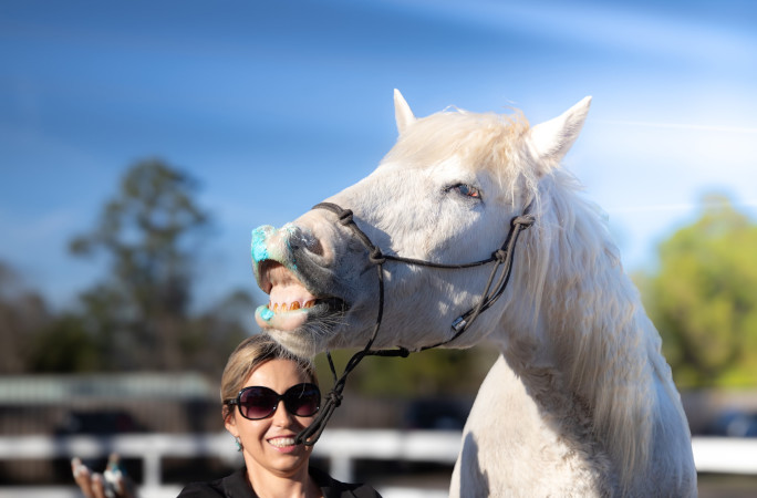 Gringo with cake on teeth