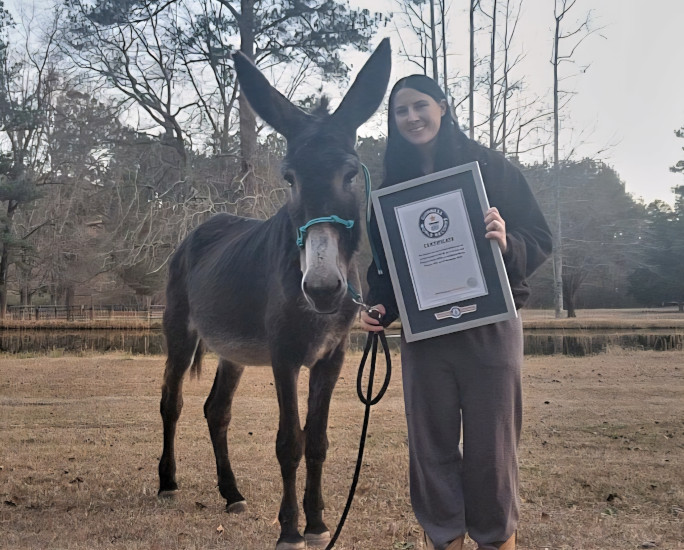 hannah and hope posing with certificate
