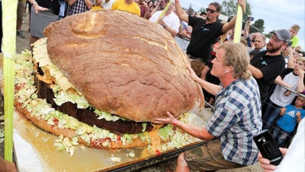 Largest burger bananas