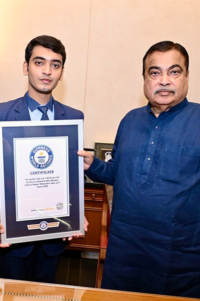 hiten with shri holding certificate