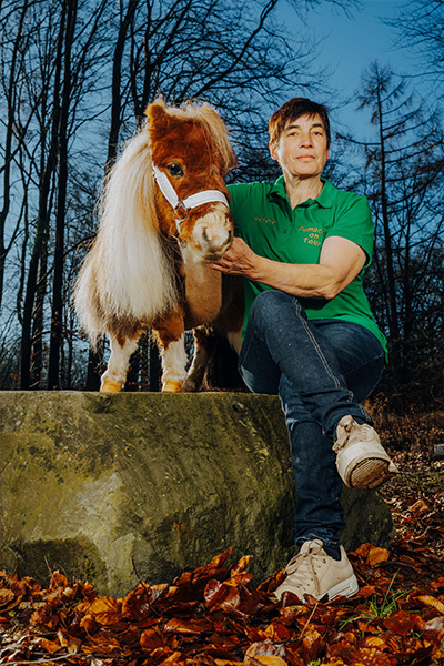 pumuckel standing with carola