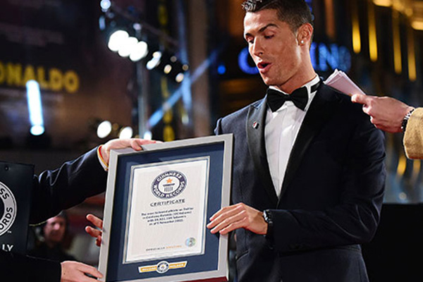 Ronaldo receiving record certificate