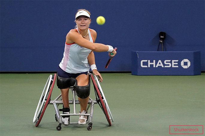 Diede de Groot hitting tennis ball