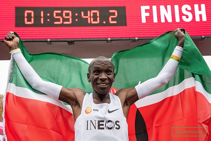 eliud raising kenyan flag in vienna 2019