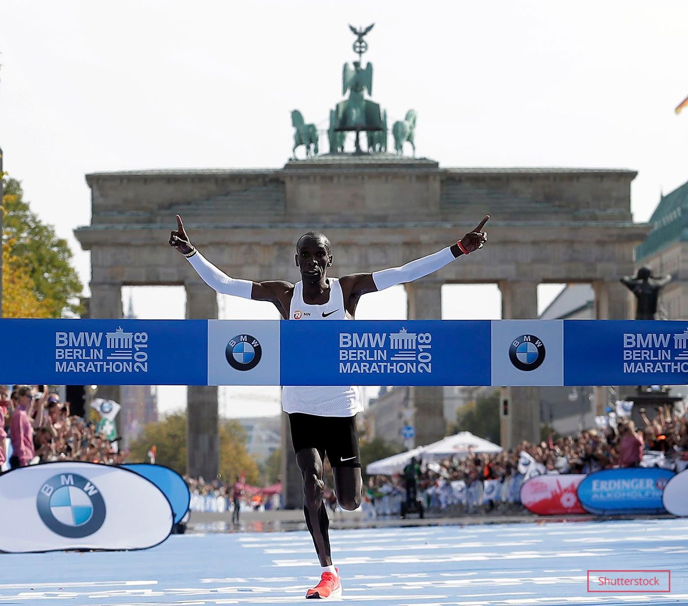 eliud crossing the finishing line