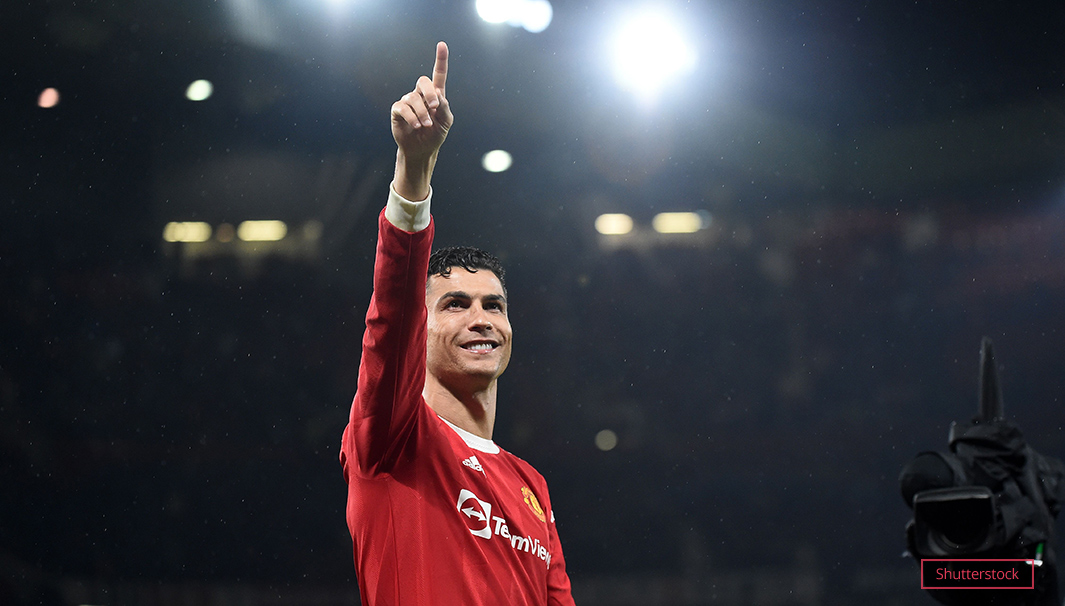 ronaldo in manchester united kit pointing to sky