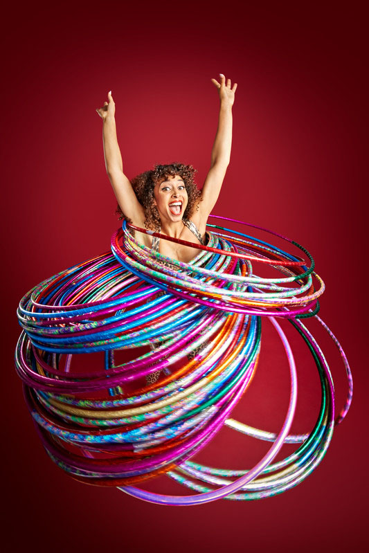 marawa hula hooping in red background