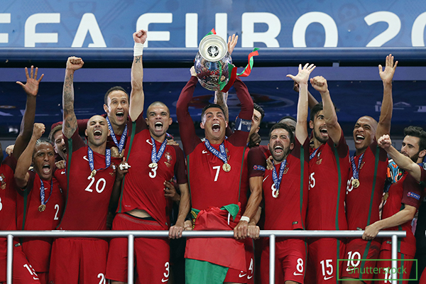 Ronaldo raising euro 2018 trophy with portugal team