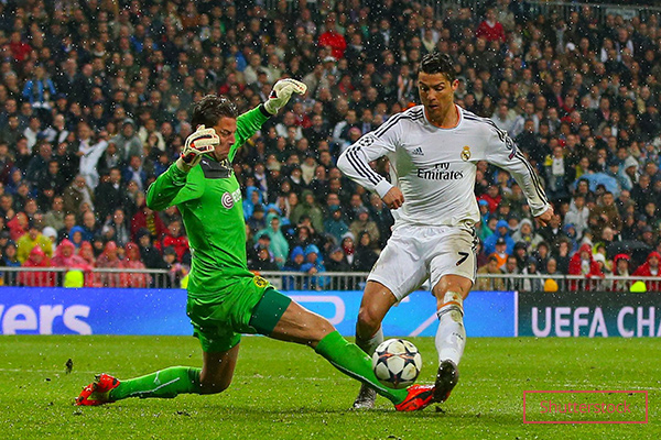 ronaldo dribbling past goalkeeper