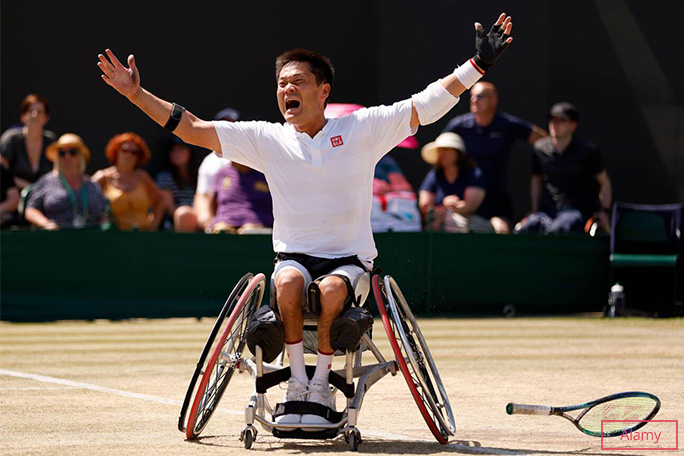 Shingo Kunieda with his arms wide open on the tennis court