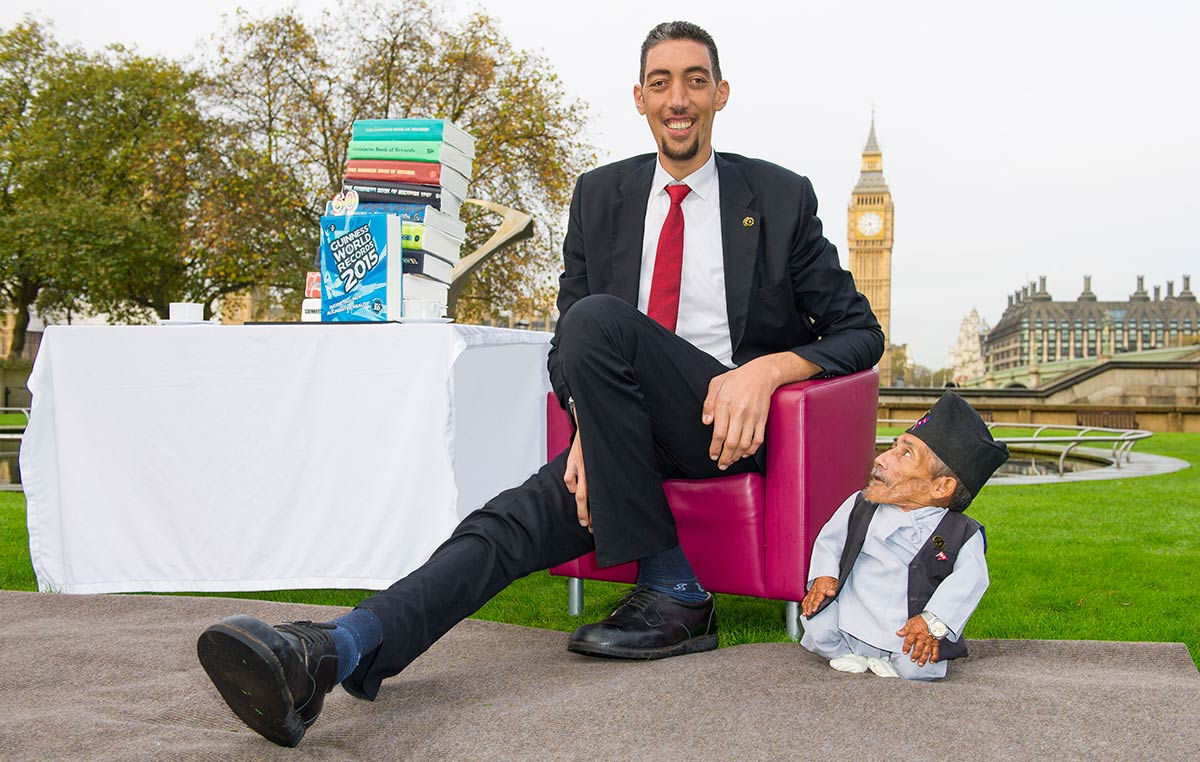 Sultan meets the shortest man ever, Chandra Dangi, in 2015