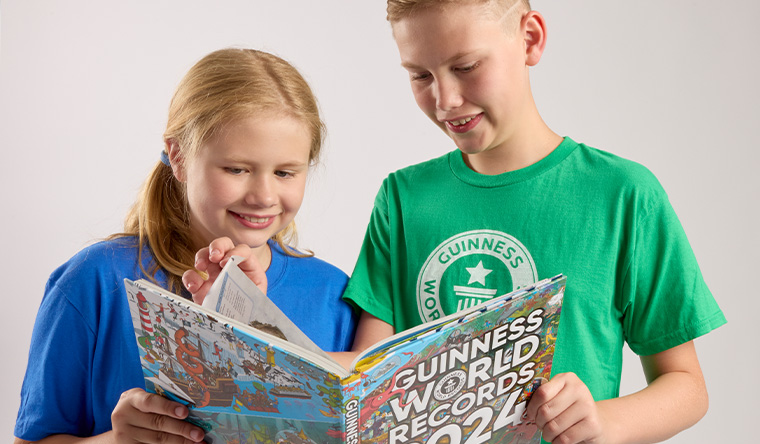 kids reading GWR book