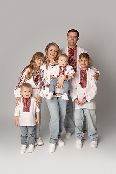 Diana and her family wearing matching tops for a photoshoot