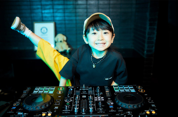 DJ RINOKA kicking leg up