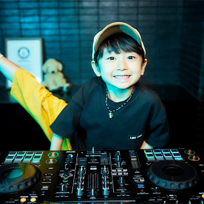 DJ RINOKA kicking leg up