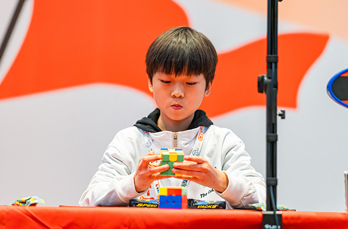Yiheng Wang solving a puzzle cube