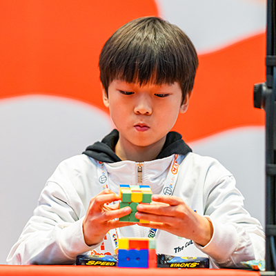 Yiheng Wang solving a rotating puzzle cube