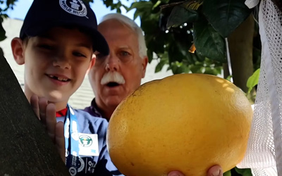 boy and man next to heaviest grapefruit